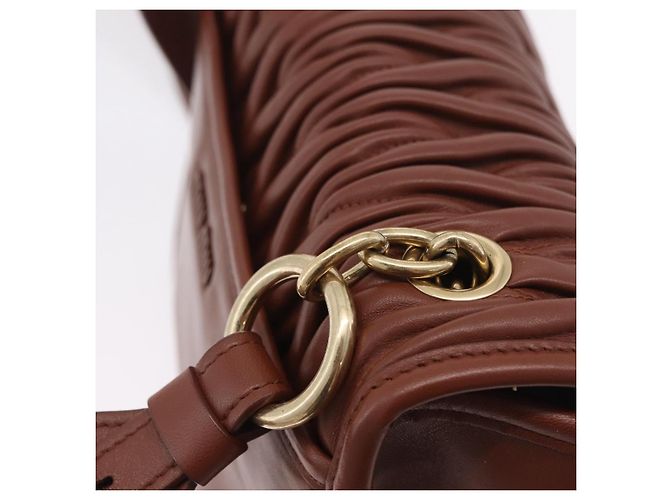 Borsa a tracolla Miu Miu Matelassé in pelle marrone tono oro Auth ka6427M - vista 10
