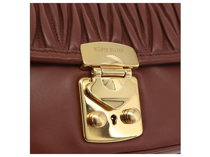 Borsa a tracolla Miu Miu Matelassé in pelle marrone tono oro Auth ka6427M - vista 19