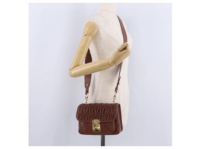 Borsa a tracolla Miu Miu Matelassé in pelle marrone tono oro Auth ka6427M - vista 29