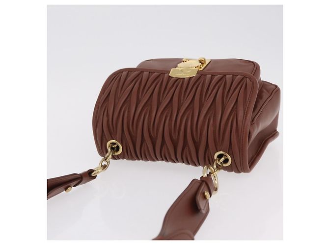 Borsa a tracolla Miu Miu Matelassé in pelle marrone tono oro Auth ka6427M - vista 6