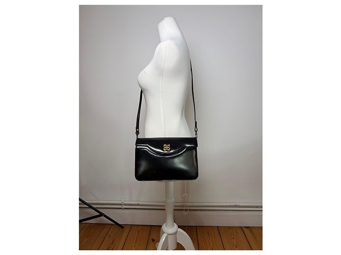 Vintage Givenchy 4G Logo Schultertasche mit Klappe Ende der 1970er Jahre Schwarz - Ansicht 4
