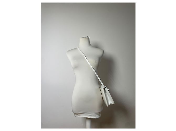 Vintage Givenchy 4G Logo Schultertasche mit Klappe Ende der 1970er White Weiß - Ansicht 4