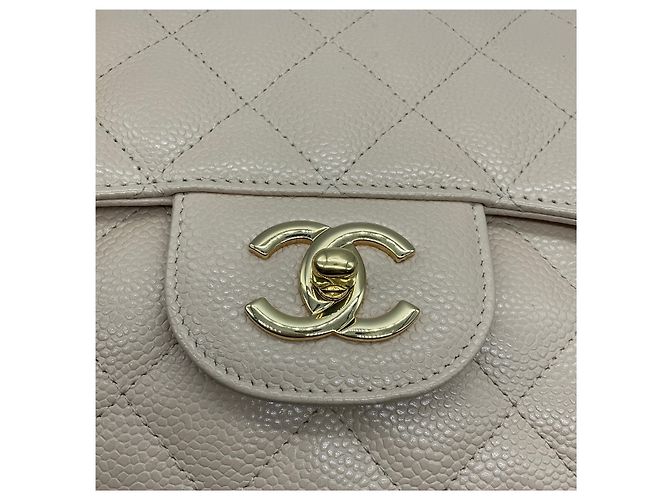 Bolsa Chanel Single Flap em couro caviar matelassê bege com alça de corrente e ferragens douradas - vista 11