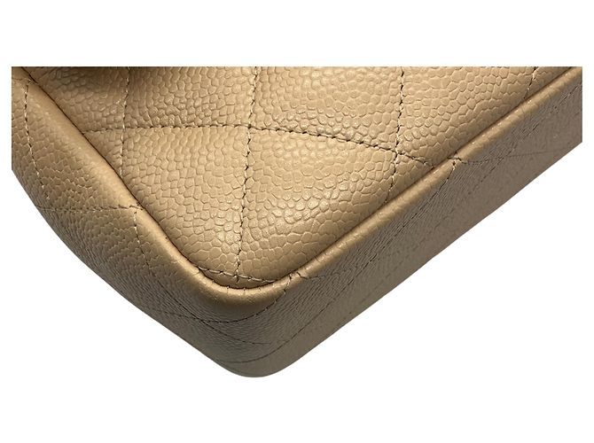 Bolsa Chanel Single Flap em couro caviar matelassê bege com alça de corrente e ferragens douradas - vista 12