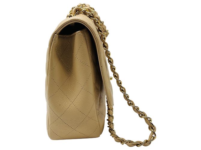 Bolsa Chanel Single Flap em couro caviar matelassê bege com alça de corrente e ferragens douradas - vista 2