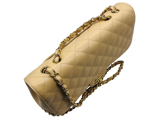 Bolsa Chanel Single Flap em couro caviar matelassê bege com alça de corrente e ferragens douradas - vista 5