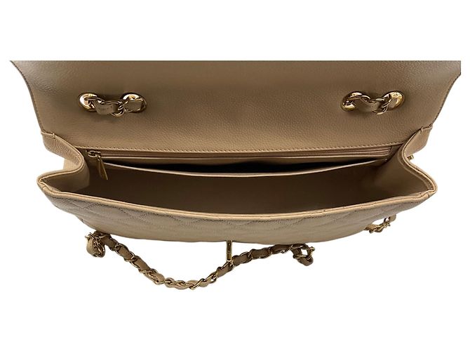 Bolsa Chanel Single Flap em couro caviar matelassê bege com alça de corrente e ferragens douradas - vista 6