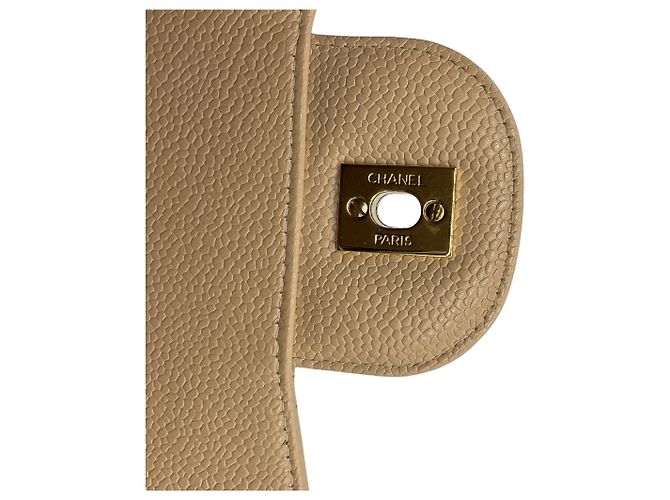 Bolsa Chanel Single Flap em couro caviar matelassê bege com alça de corrente e ferragens douradas - vista 9