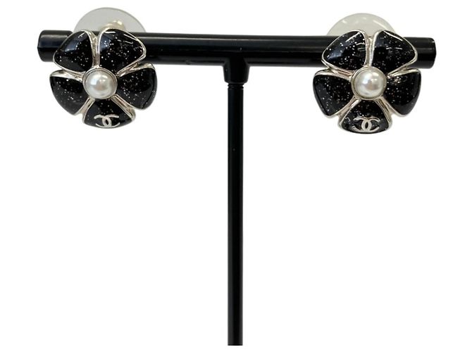 Chanel C26C 2026 Cruise Model Camellia Ohrstecker Schwarz - Ansicht 3