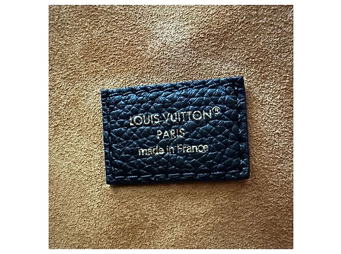 Louis Vuitton Grain Calf Lowkey Hobo MM Noir - vue 12