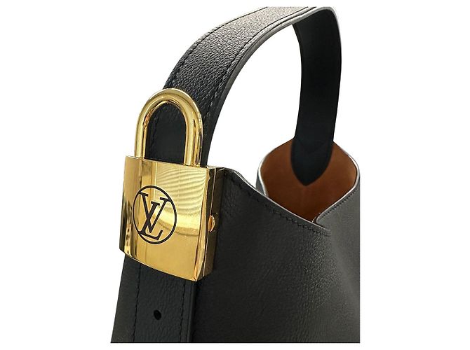 Louis Vuitton Grain Calf Lowkey Hobo MM Noir - vue 6