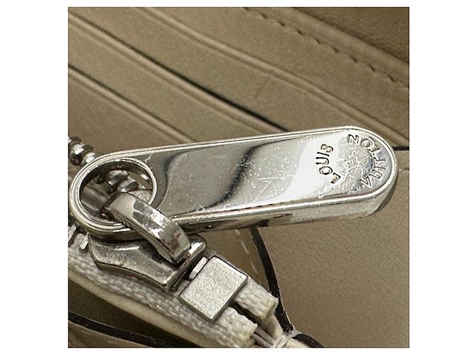 Portafoglio lungo Louis Vuitton in pelle Mahina crema Crudo - vista 16