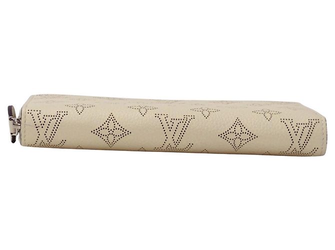 Portafoglio lungo Louis Vuitton in pelle Mahina crema Crudo - vista 4