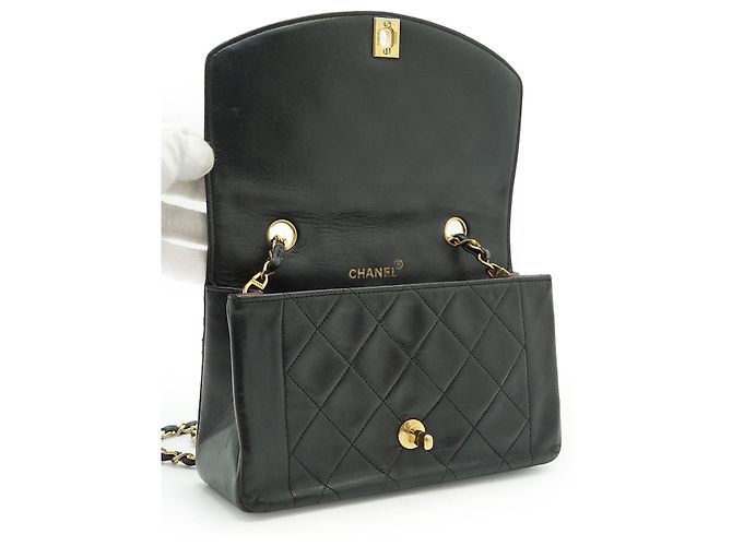 Chanel Vintage Diana 22 Schultertasche aus gestepptem Lammleder mit Kette Schwarz Bordeaux - Ansicht 11