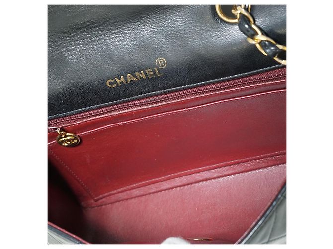 Chanel Vintage Diana 22 Schultertasche aus gestepptem Lammleder mit Kette Schwarz Bordeaux - Ansicht 12
