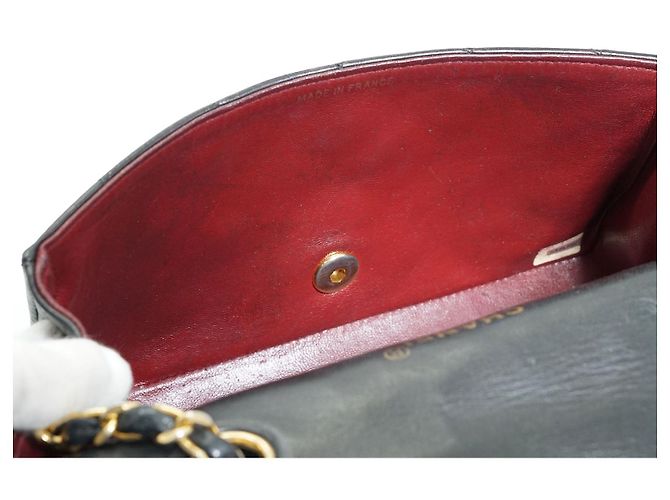 Chanel Vintage Diana 22 Schultertasche aus gestepptem Lammleder mit Kette Schwarz Bordeaux - Ansicht 13