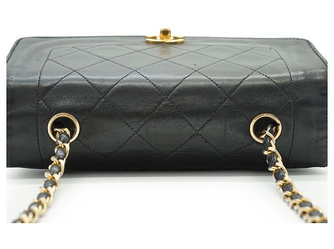 Chanel Vintage Diana 22 Schultertasche aus gestepptem Lammleder mit Kette Schwarz Bordeaux - Ansicht 9