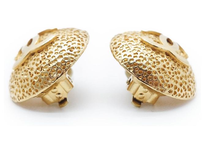 Chanel Pendientes de clip redondos dome texturizados con logo CC GP Dorado - vista 3