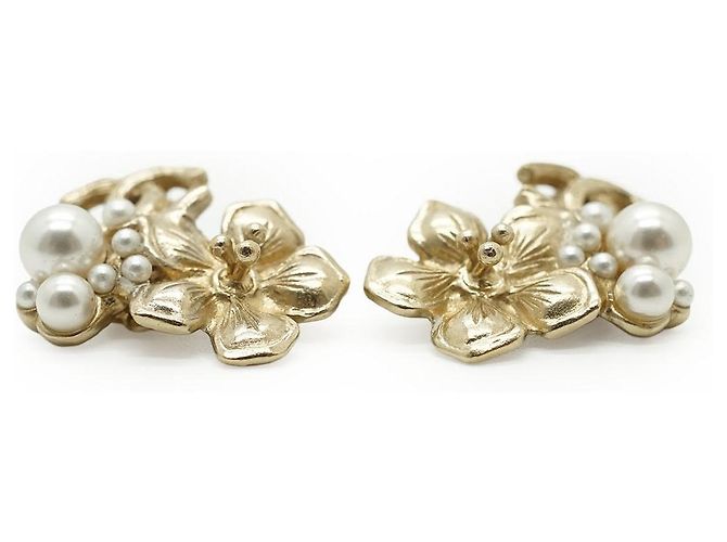 Chanel Orecchini a clip CC Camellia Flower in perle sintetiche GP Bianco D'oro - vista 5