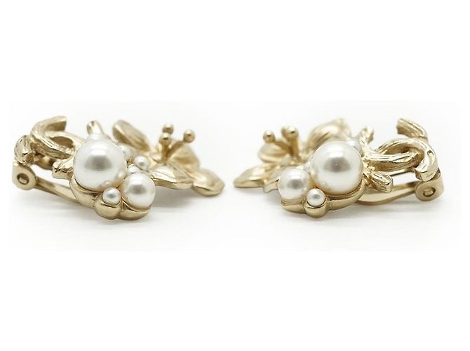 Chanel Orecchini a clip CC Camellia Flower in perle sintetiche GP Bianco D'oro - vista 6