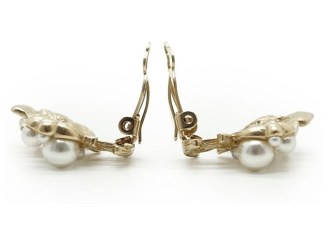 Chanel Orecchini a clip CC Camellia Flower in perle sintetiche GP Bianco D'oro - vista 9