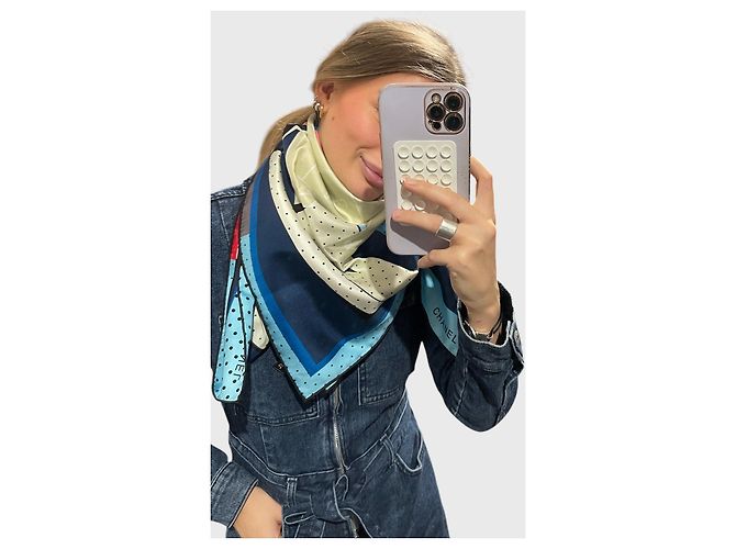 Foulard Chanel in seta blu a pois con logo CC - vista 5