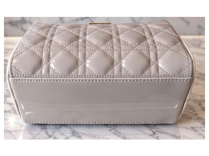 Dior Beauty Case Cannage Grande - Vernice Grigia Grigio - vista 4