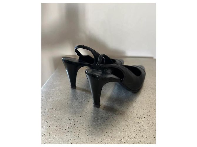 Chanel Slingback-Pumps aus schwarzem Leder und Lackleder - Ansicht 2