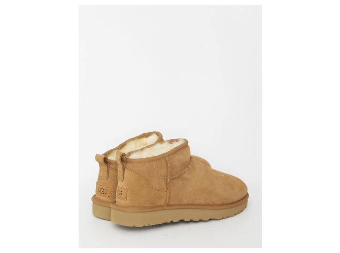 Ugg Classic Ultra Mini Castaño - vista 3