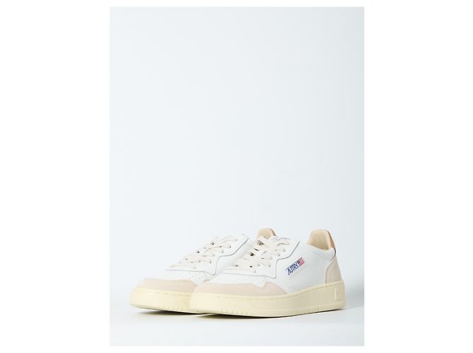 Baskets Medalist Autry en cuir blanc et beige - vue 2