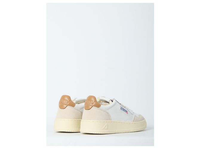 Baskets Medalist Autry en cuir blanc et beige - vue 3