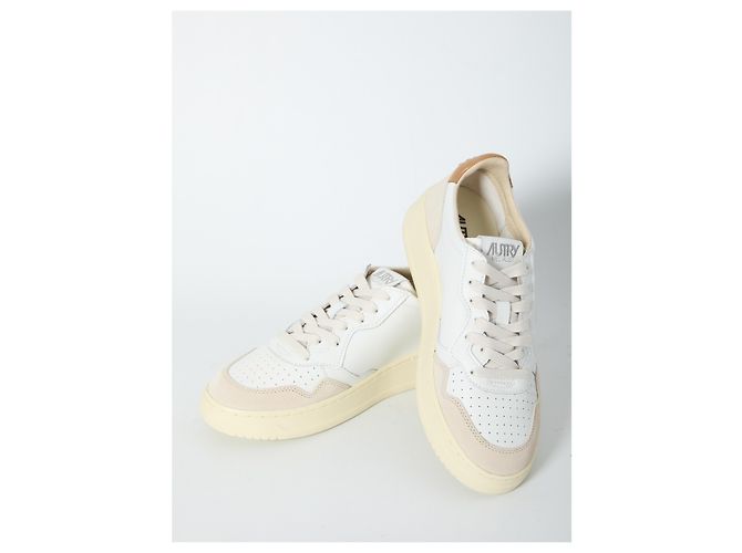 Baskets Medalist Autry en cuir blanc et beige - vue 5
