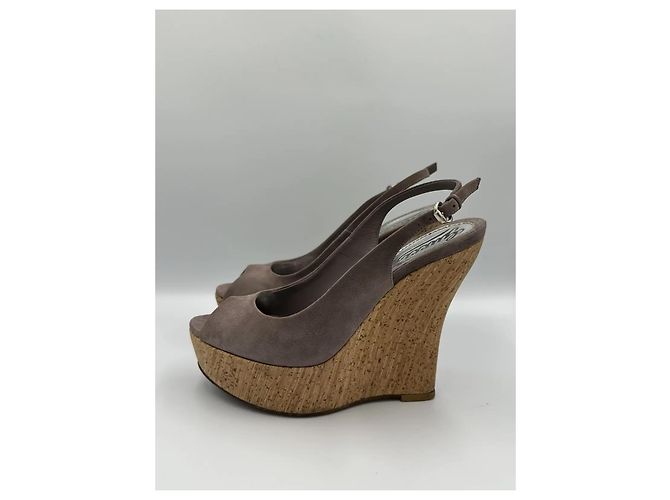 Gucci Sandali Slingback con zeppa in camoscio e sughero Grigio - vista 3