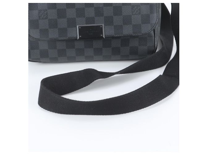 Louis Vuitton Damier Graphite District PM Schultertasche Schwarz - Ansicht 2