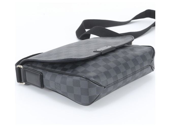 Louis Vuitton Damier Graphite District PM Schultertasche Schwarz - Ansicht 5