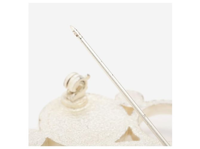 Chanel Broche Coco Mark 03A crème et argent Écru - vue 3