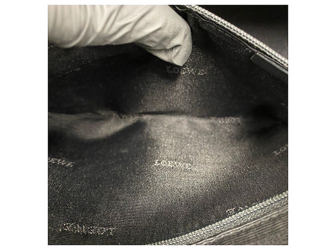 Loewe Amazona 28 Handtasche aus schwarzem Leder - Ansicht 10