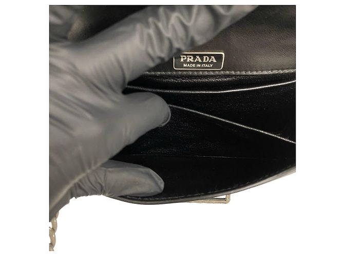 Prada Cahier Mini-Schultertasche aus Leder mit Logo und Kette Schwarz - Ansicht 10