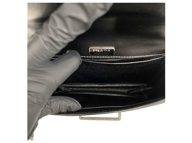Prada Cahier Mini-Schultertasche aus Leder mit Logo und Kette Schwarz - Ansicht 9