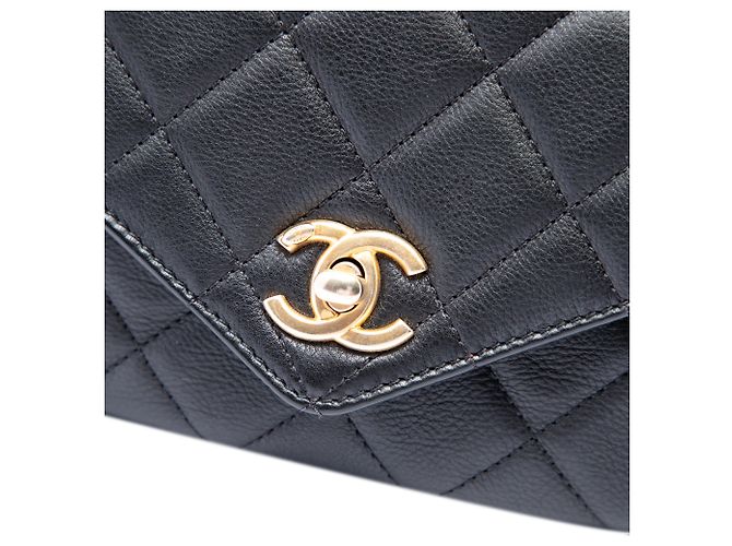 Borsa cintura con patta chic e catena Chanel in vitello trapuntato nero - vista 5