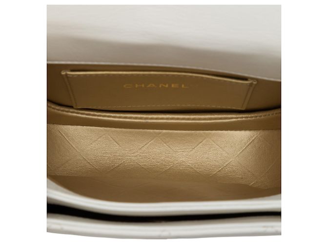 Chanel White CC Quilted Calfskin Round Moon Messenger Flap Bianco - vista 4