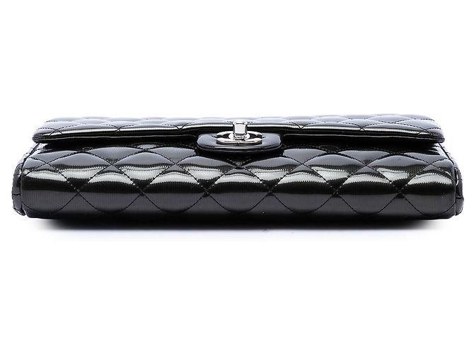 Clutch de aba Chanel Black CC acolchoada em verniz estriado com corrente Preto - vista 3