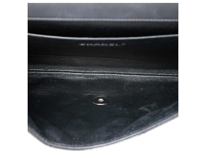 Clutch de aba Chanel Black CC acolchoada em verniz estriado com corrente Preto - vista 4