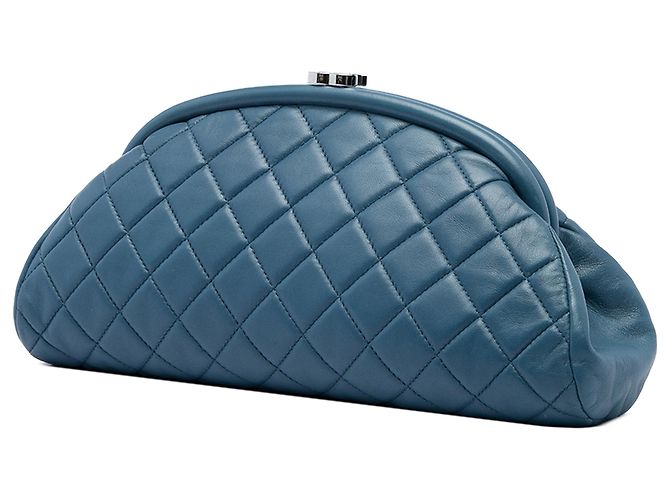Clutch Chanel Timeless Kisslock in pelle di agnello matelassé blu - vista 2
