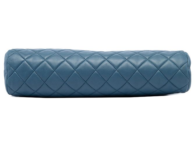 Clutch Chanel Timeless Kisslock in pelle di agnello matelassé blu - vista 3
