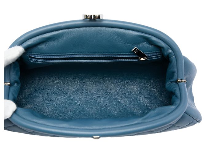 Clutch Chanel Timeless Kisslock in pelle di agnello matelassé blu - vista 4