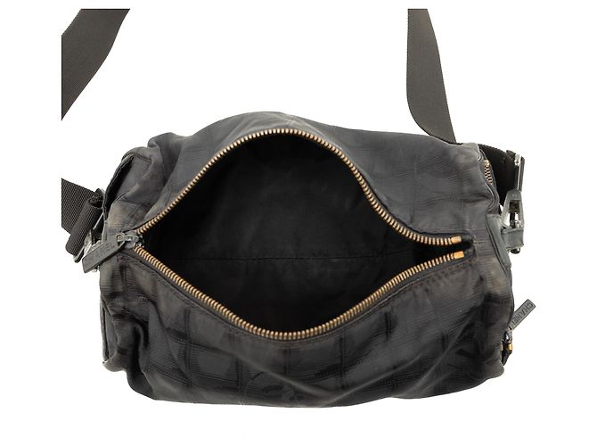 Bolsa de ombro cilíndrica Chanel Black New Travel Line em nylon Preto - vista 4