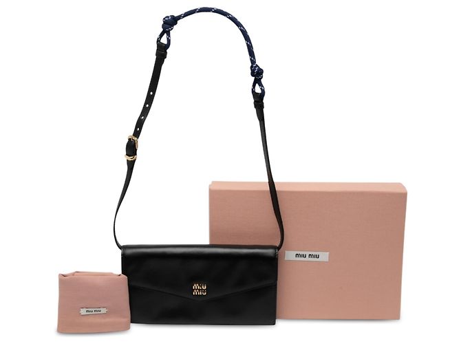 Miu Miu Wallet on Strap aus weichem schwarzem Kalbsleder mit Logo - Ansicht 6