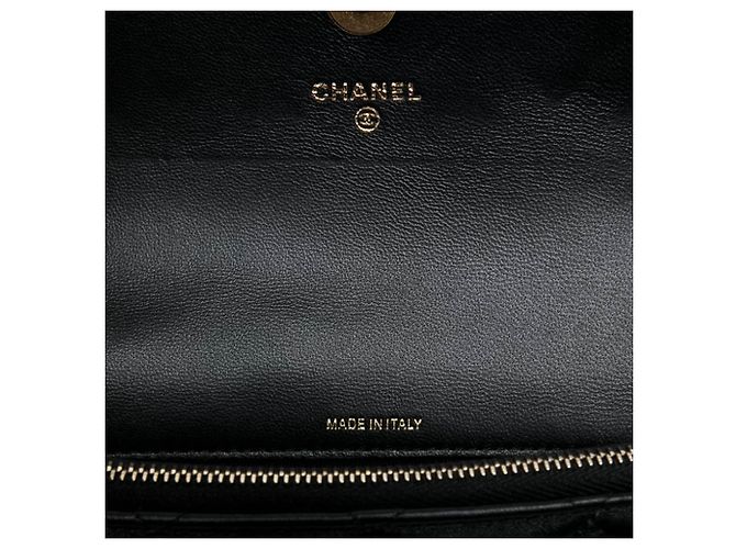 Portacellulare a patta Chanel in pelle d'agnello matelassé nera con catena CC Nero - vista 5
