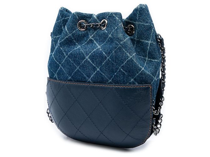 Borsa a secchiello Gabrielle Chanel in denim stampato blu e vitello trapuntato, Small - vista 2